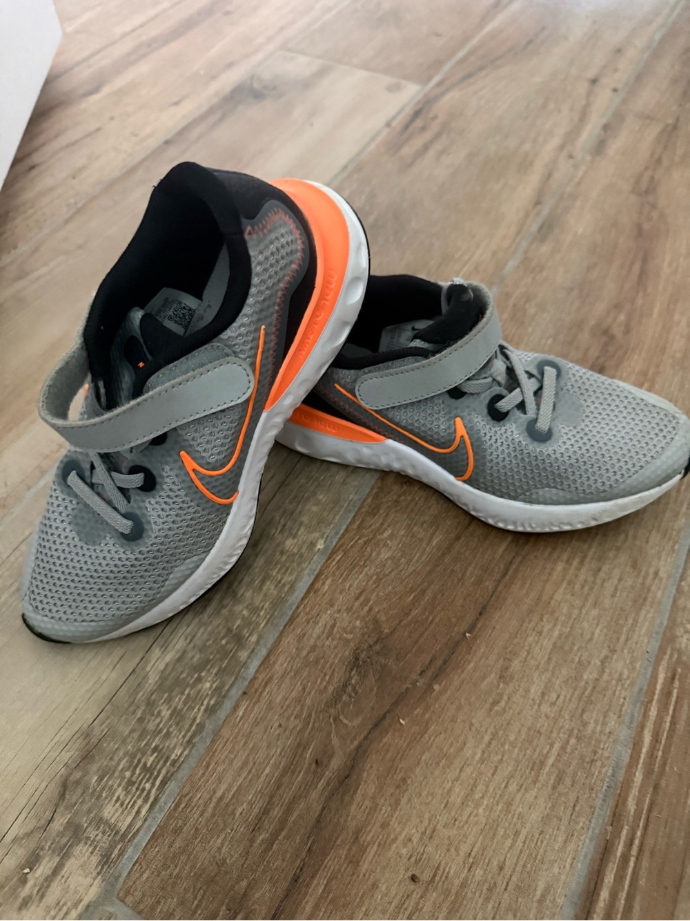 Nike renew youth shoes